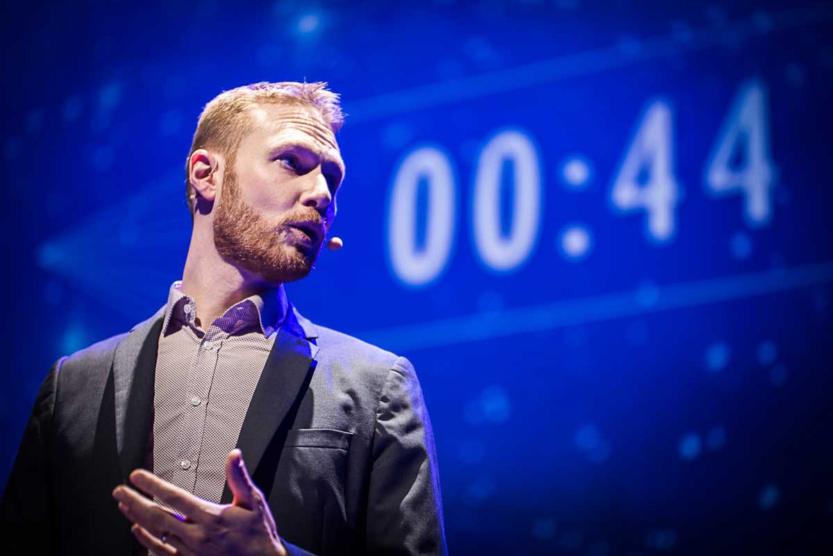Thibaut Bernardin intervient en conférence devant un compte à rebours